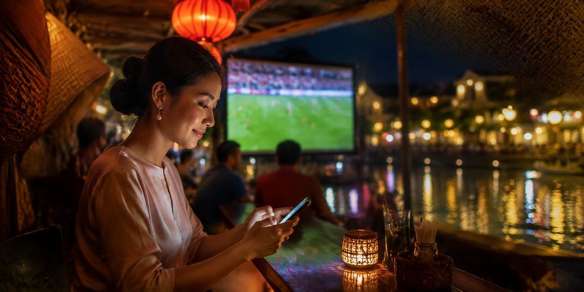Người hâm mộ đặt kèo bóng đá tại phố cổ Hội An với nón lá truyền thống